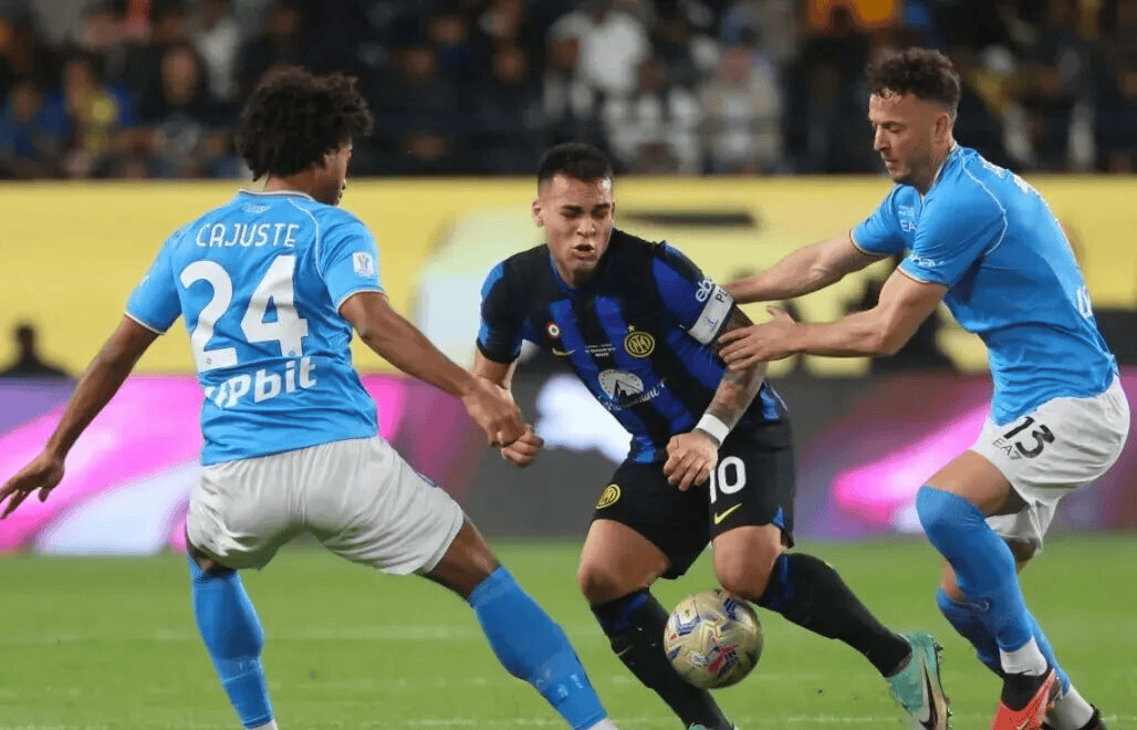 包含国际比赛日那不勒斯备战意大利杯；防线松动细节曝光；态度坚定；团队化学反应显著的词条Kaiyun